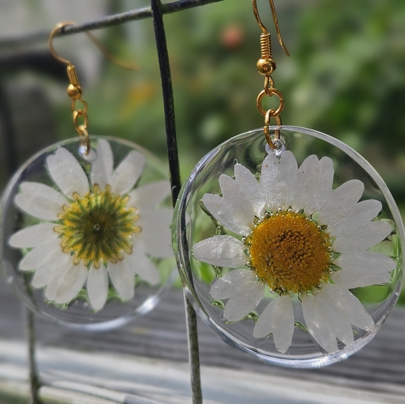 Stunning Daisy Flower Earrings - Picture 3 of 4